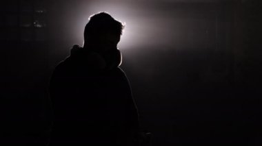 Alev sanatı, güvenlik önlemleri, ateş ifadesi. Siluetli bireysel spreyler sprey sıkarlar, sönük, sisli ortamda patlayan alevler, güvenlik gaz maskesi takarlar..