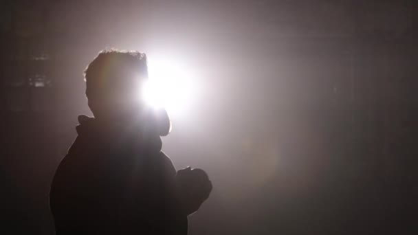防毒面具 车间安全 聚精会神的工匠 戴着安全面罩 在浓雾的空气中 用背光照射着喷漆 — 图库视频影像