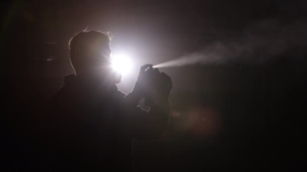 Demostración Fuego Máscara Protectora Rendimiento Llama Medio Oscuridad Neblina Silueta — Vídeos de Stock