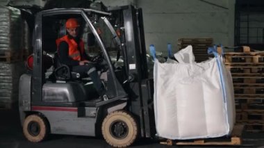 Forklift güvenliği, Depo verimliliği, Palet desteleri. Forklift yükleyicisi ve işçisi paletleri depoya transfer ediyorlar..