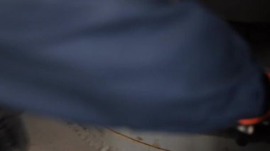 vida somunu, Twist tamircisi, fındık sıkma. İngiliz anahtarı endüstriyel fabrikası kullanmak ya cıvatayı gevşetiyor ya da gevşetiyor..