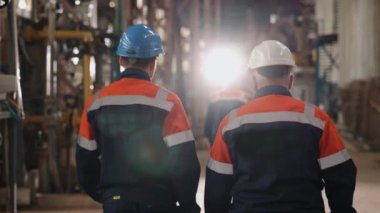 Fabrika turu, sanayi ziyareti, ekipman kontrolü. Tesiste, mühendisler bir araştırma yapıyorlar..