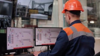 Kontrol sistemi, izleme programı, sanayi işçisi. Kontrol odasında, mühendis özenle çalışıyor..