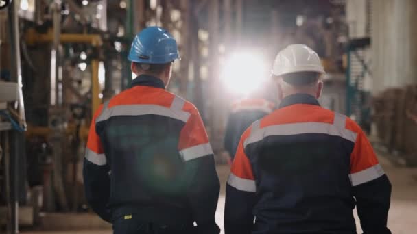 工厂参观 工业访问 设备检查 在工厂 工程师们正在进行一次穿行 — 图库视频影像