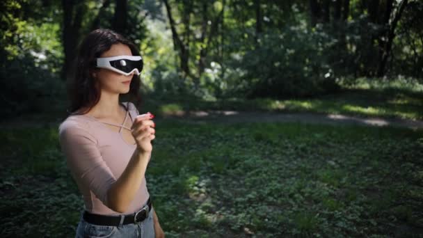 Óculos Realidade Virtual Teste Mulher Uma Cena Livre Com Natureza — Vídeo de Stock