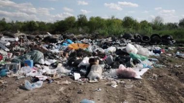 Çöp krizi, kirlilik etkisi, çöp krizi. Çöp kaplı manzaralar acil çevre sorununu vurguluyor, acil ihtiyaç ve kapsamlı atık yönetimi reformları sergiliyor.