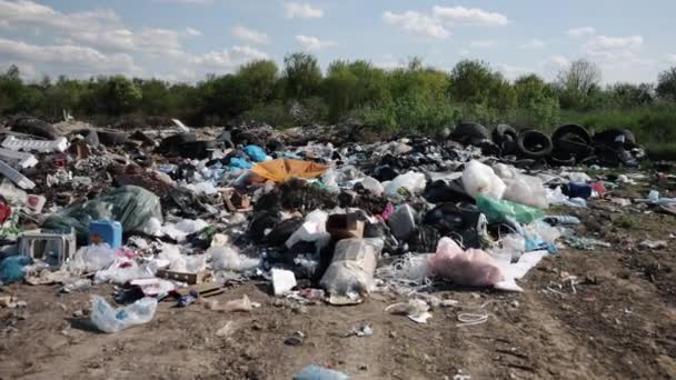쓰레기 쓰레기 휴지통으로 풍경은 문제를 강조하고 긴급한 필요성을 보여주는 종합적인 — 비디오