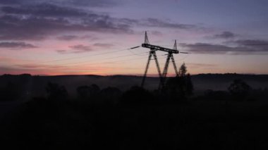 Kule hattı, Şebeke kırsal alanı, Kule teknolojisi. Elektrik hatları, elektrik iletimi için gerekli çelik kuleleri ve direklerle birbirine bağlıydı..