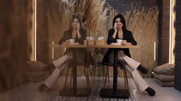 Pertunangan Telepon Makan Malam Percakapan Kursi Restoran Wanita Yang Luar — Stok Video