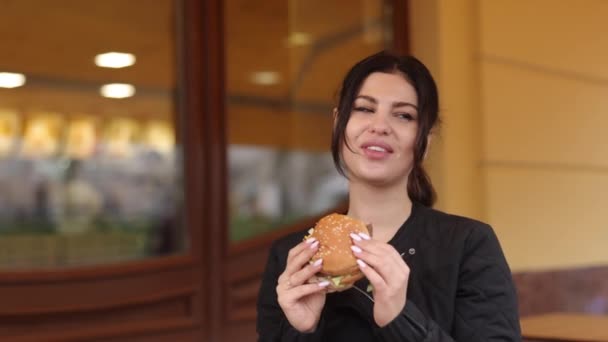 Outdoor Maaltijd Burger Moment Donkerharige Consument Jonge Vrouw Met Brunette — Stockvideo