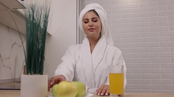 건강한 빛나는 가운에 우연히 부엌에서 사과를 저글링 먹기에 그녀의 열정을 — 비디오