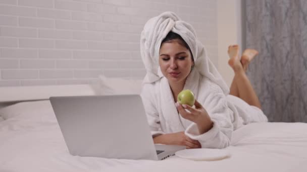 Uso Ordenador Portátil Entretenimiento Dormitorio Snack Afrutado Disfrutando Tiempo Inactividad — Vídeos de Stock