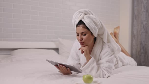 Tecnología Ocio Disfrute Fruta Posición Cómoda Acostado Propenso Dormitorio Mujer — Vídeos de Stock