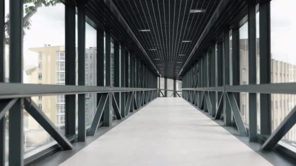 ガラス橋 都市コネクター 金属の構造 金属補強を施した現代的なガラス張りの空中橋 ペアの建物 空き家 ロックダウン中 — ストック動画