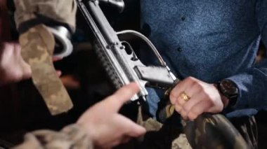 Üniforma, etiket kıyafeti, savaş üniforması. Paintball yarışmacısı güvenlik kaskı, üniforma ve ateşli silahlar da dahil olmak üzere Paintball 'un temel unsurlarını alır..