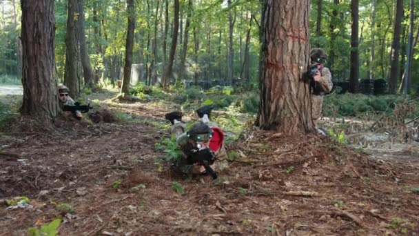 激光标签精密瞄准镜仔细瞄准射手激光标记倾向于在伪装齿轮 仔细瞄准在森林训练环境中精确瞄准的彩弹枪 — 图库视频影像