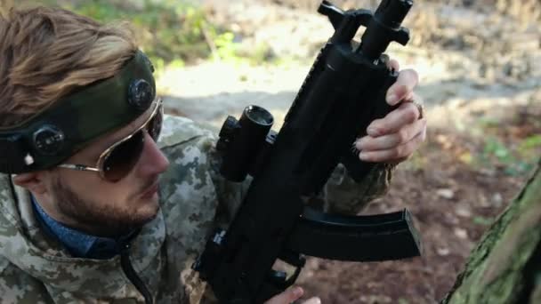 Voorzichtig Richten Bosgevecht Camouflage Schutter Man Met Camouflage Kleding Marker — Stockvideo