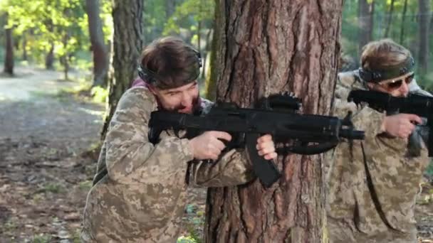 Pistola Láser Cubierta Woodland Lista Para Combate Comprometidos Escenario Combate — Vídeos de Stock