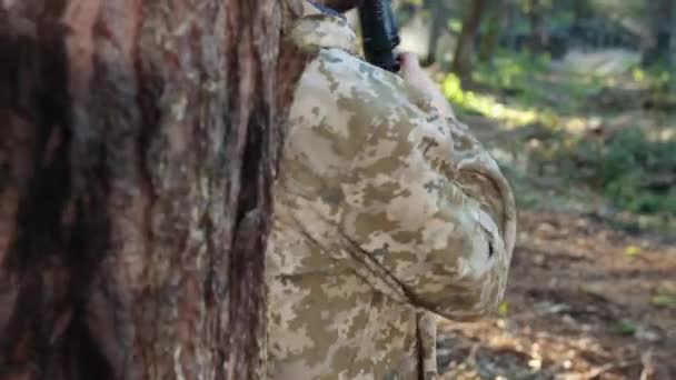 Лісова Установка Точність Лазера Камуфляжний Стрілок Лісовій Обстановці Людина Одязі — стокове відео