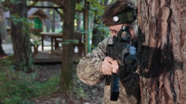 Nişan Alma Hassasiyeti Taktik Pozisyon Savaş Kıyafeti Orman Ortamında Kafasında — Stok video