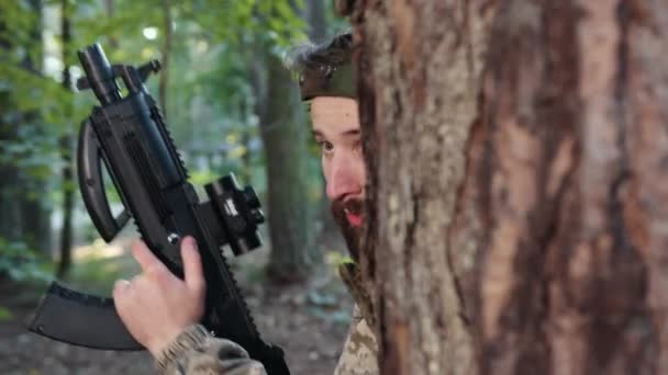 Skovkamp Camouflage Påklædning Skydning Teknik Skovområdet Mand Iført Camouflage Påklædning – Stock-video