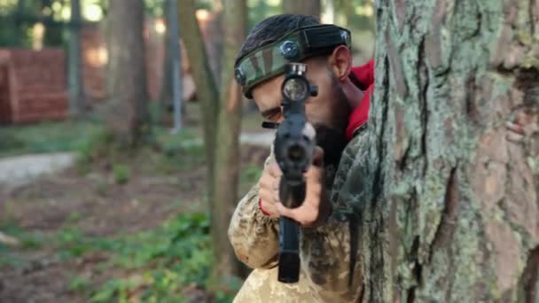Tag Shooter Precisie Richten Vijandelijke Betrokkenheid Man Versierd Met Camouflage — Stockvideo