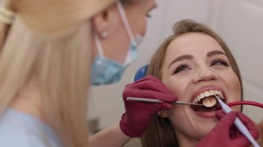 Ağız boşluğu, diş tedavisi, ağız doktoru. Kapsamlı oral sağlık kontrolü kapsamında, doktor diş çürümesi için ağız boşluğunu inceler ve kalp hastalıklarının önlenmesi ve tedavi hakkında tavsiyelerde bulunur..