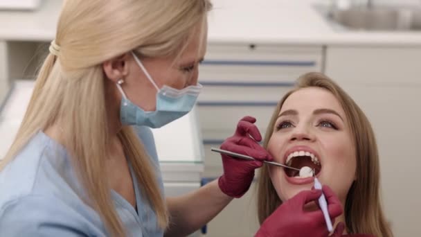 Doctor Examina Caries Dental Inspección Caries Médico Examina Meticulosamente Boca — Vídeos de Stock