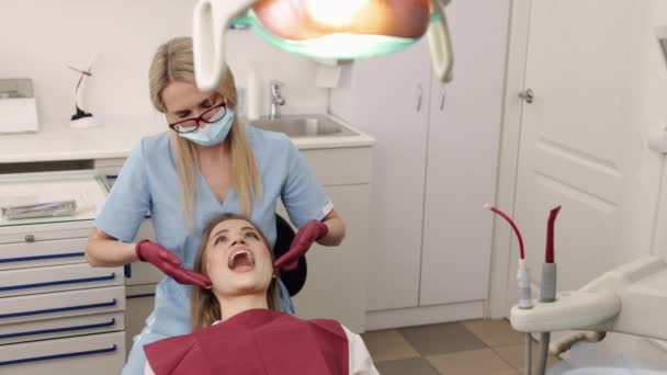 女性患者 牙齿矫正咨询 牙科评估 正牙病理学家正在对妇女的下颌骨关节进行实际检查 — 图库视频影像