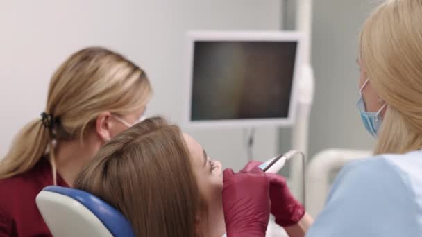 Стоматологический Пациент Здоровье Полости Рта Стоматологическое Обследование Используя Внутриротовую Камеру — стоковое видео