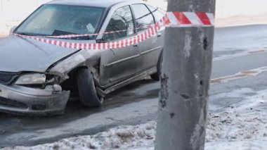 Çarpışma, uyarı bandı, araç enkazı. Kazadan sonra ezilen araba, acil durum bandıyla işaretlenmiş..