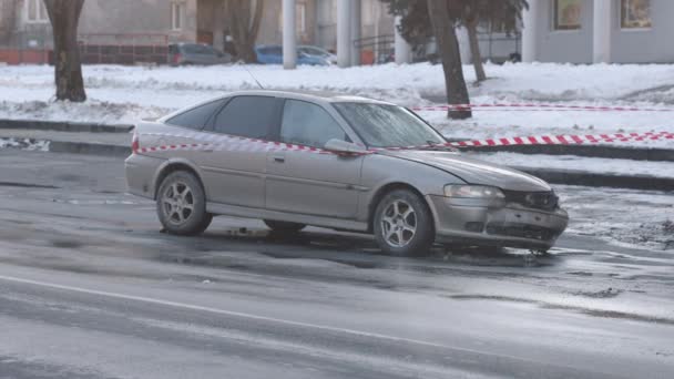 Beschadigde Auto Barrière Tape Ongeluk Straat Voertuigen Ingeslagen Voorzijde Ongeval — Stockvideo