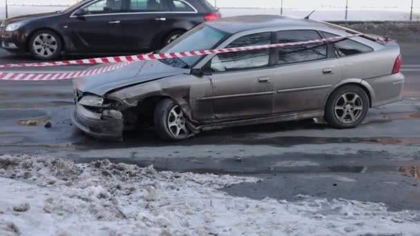 Uszkodzony Samochód Bariera Taśmie Rozbity Samochód Samochód Wyposażony Znacznie Uszkodzony — Wideo stockowe