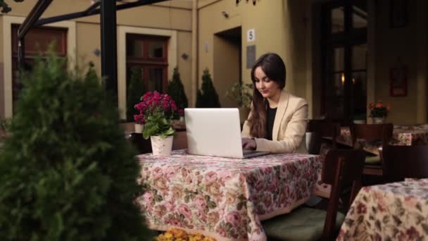 Ordenador Portátil Mujer Negocios Empresario Trabajando Café Aire Libre Con — Vídeos de Stock
