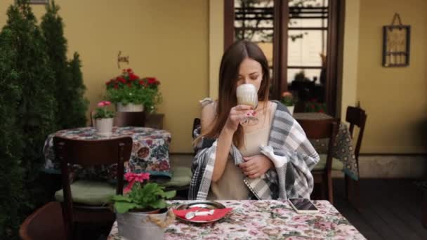 Kadın Eğlencesi Kadın Kahvesi Zevk Bardağı Sarışın Kadın Kahvesine Dalmış — Stok video