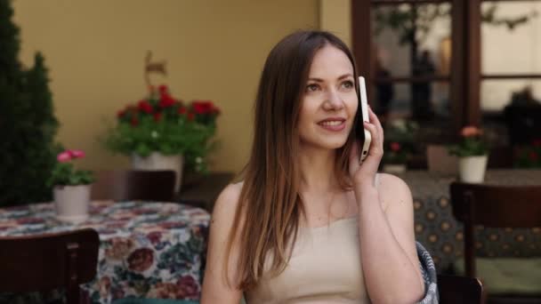 Mujer Habla Usando Smartphone Cafetería Cafetería Confinada Mujer Absorbe Conversación — Vídeo de stock