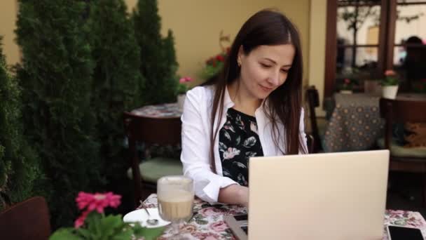 Laptop Kawa Zewnątrz Praca Nad Kobieta Freelancer Wykorzystuje Laptopa Pracy — Wideo stockowe