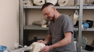 Bacak protezi, protez kalıbı, verimlilik tasarımı. Adamın kalça disartikülasyonu protez bacak kalıbı geliştirmesi dış elementleri eleyerek daha verimli hale getiriyor..