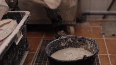 Sıva suyu, model tasarım, su teknikleri. İnsanoğlu alçı taşı modelini kuruyor ve alçıtaşı suya karıştırıyor..