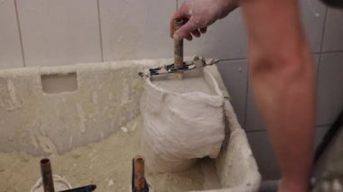 Protez şekillendirme, medikal kalıplar, küf oluşturma. İnsan kalça disartikülasyonunda kullanılan protez için kalıp yaratır, alçı taşı çözeltisi ile doldurur..