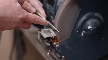 Öğütme Makinesi, Makine Teknikleri, Makine Verimliliği. Öğütme makinesi insanların ellerini ustalıkla rafine ederken mırıldanıyor..