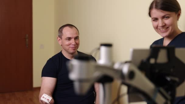 Engelli Kişi Teknolojik Fizyoterapi Rehabilitasyon Makineleri Terapi Ortamında Erkek Hastaların — Stok video