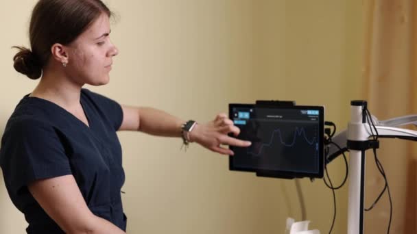Kardiogramdata Hälsoanalys Hälsoövervakning Skicklig Terapeut Noggrant Granskar Patienter Återhämtning Framsteg — Stockvideo