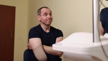Klinik rehabilitasyon, iyileşme terapisi, rehabilitasyon. Terapi seansı, klinisyenlerin rehberliğinde hastaların özel direksiyon mekanizmalarıyla el ve kol rehabilitasyonunu içeriyor..