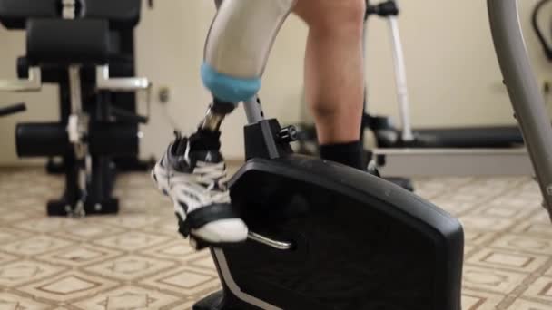 Basın Makinesi Bacak Adaptasyonu Makine Çalışması Protez Bacaklı Fitness Meraklısı — Stok video