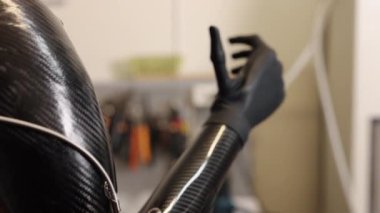 Protez teknoloji, yüksek teknoloji kol, insan protezi. Biyonik uzuv ve kendine özgü karbon fiber desenli spor yaparken vücudunun üst kısmı görünür..