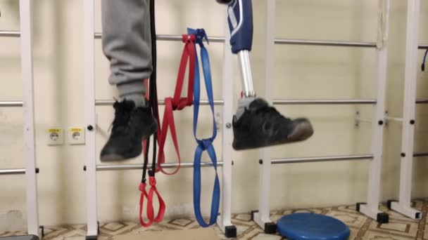 Rehabilitasyon Egzersizi Protez Iyileşme Beden Eğitimi Protez Bacaklı Bir Adam — Stok video