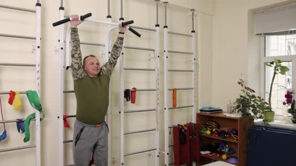 Wandrek Therapie Gym Ledematen Oefeningen Mannelijke Patiënt Met Behulp Van — Stockvideo