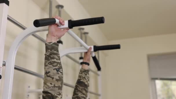 Ćwiczenia Adaptacyjne Siłownia Adaptive Fitness Placówce Rehabilitacyjnej Człowiek Protezą Nogi — Wideo stockowe