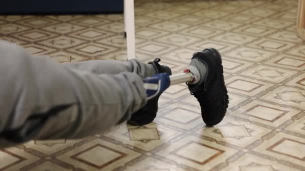 Protetická Rehabilitace Tělocvična Rehabilitační Tělocvična Muž Protézou Nohy Zatímco Provádí — Stock video